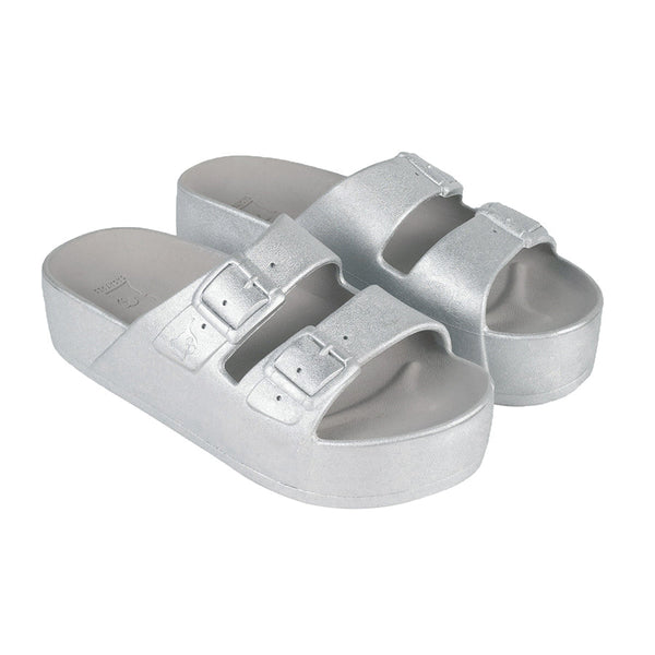Sandales Cacottes modèle Caipirinha Metallic Silver : un design élégant avec une finition argentée métallique, parfaites pour un look estival moderne et brillant.