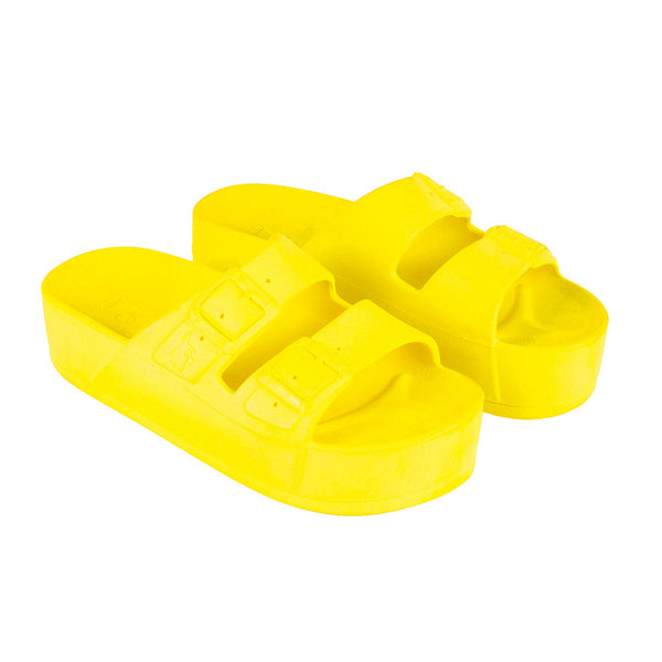 sandales Cacatoes Caipirinha jaune fluo : parfaites pour un look fun et super lumineux quand il fait beau. Elles sont confortables et donnent une super couleur à tes pieds