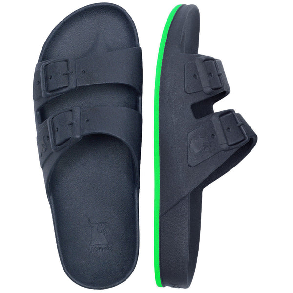 sandales Cacatoes Brasilia bleu marine et vert : parfaites pour un look fun et coloré quand il fait beau ! Elles sont confortables et donnent un style super joyeux à tes pieds