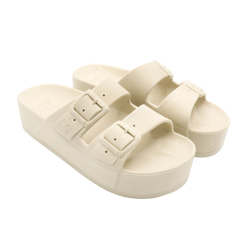 Sandales Cacatoes vue de 3/4 Caipirinha Classic Craie, confort et style épuré avec une teinte craie élégante pour un look estival chic.